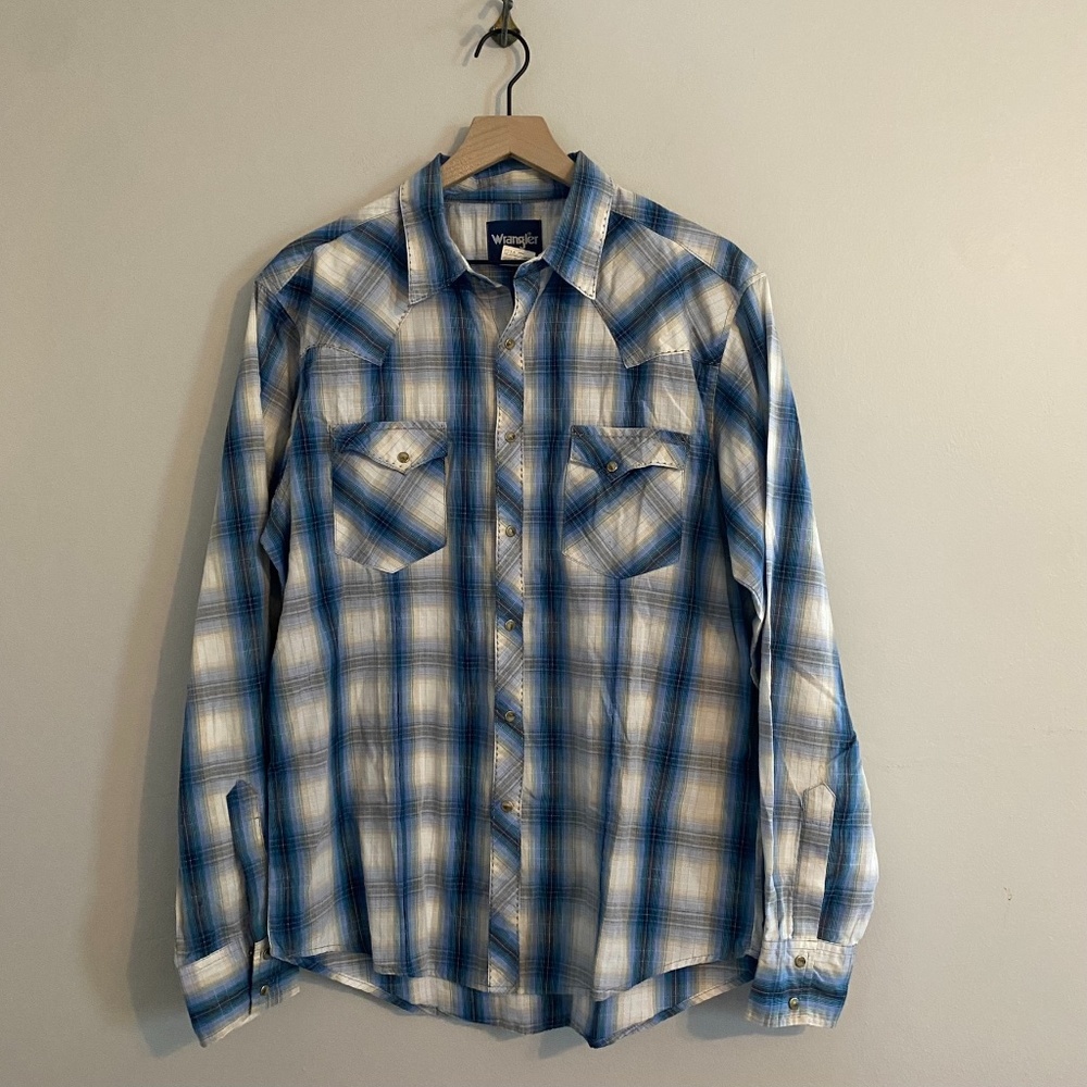 Wrangler Pearlized Snap Long Sleeve Blue Plaid Top, Large.